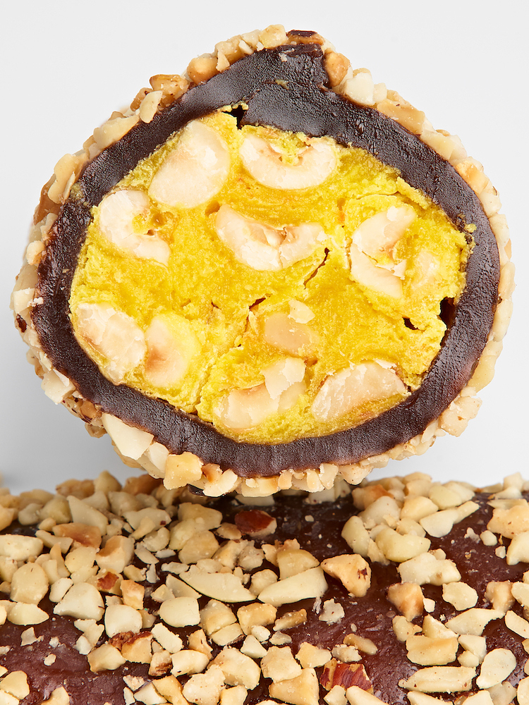 Лукум с ежевикой и лимоном в рисе и фундуке — срез
