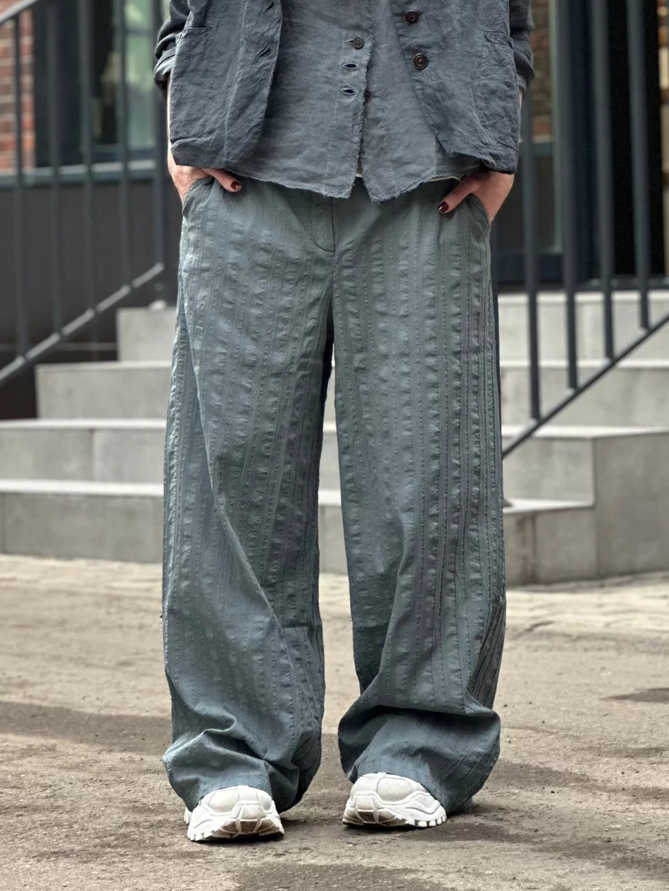 Брюки свободного силуэта в фактурную полоску AEQUAMENTE