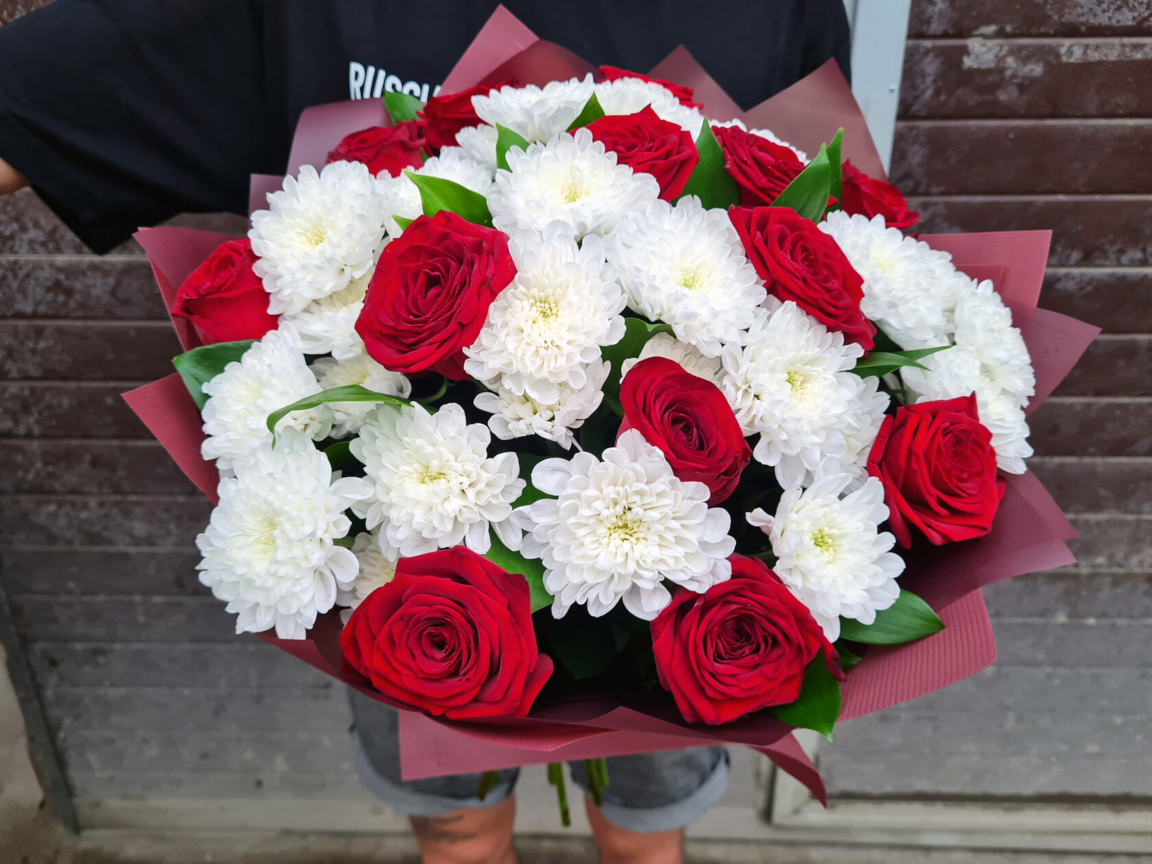 Букет из красных роз и белых хризантем. Красные розы с белыми хризантемами. Букет красные розы и белые хризантемы. Классический букет. Памятные цветы