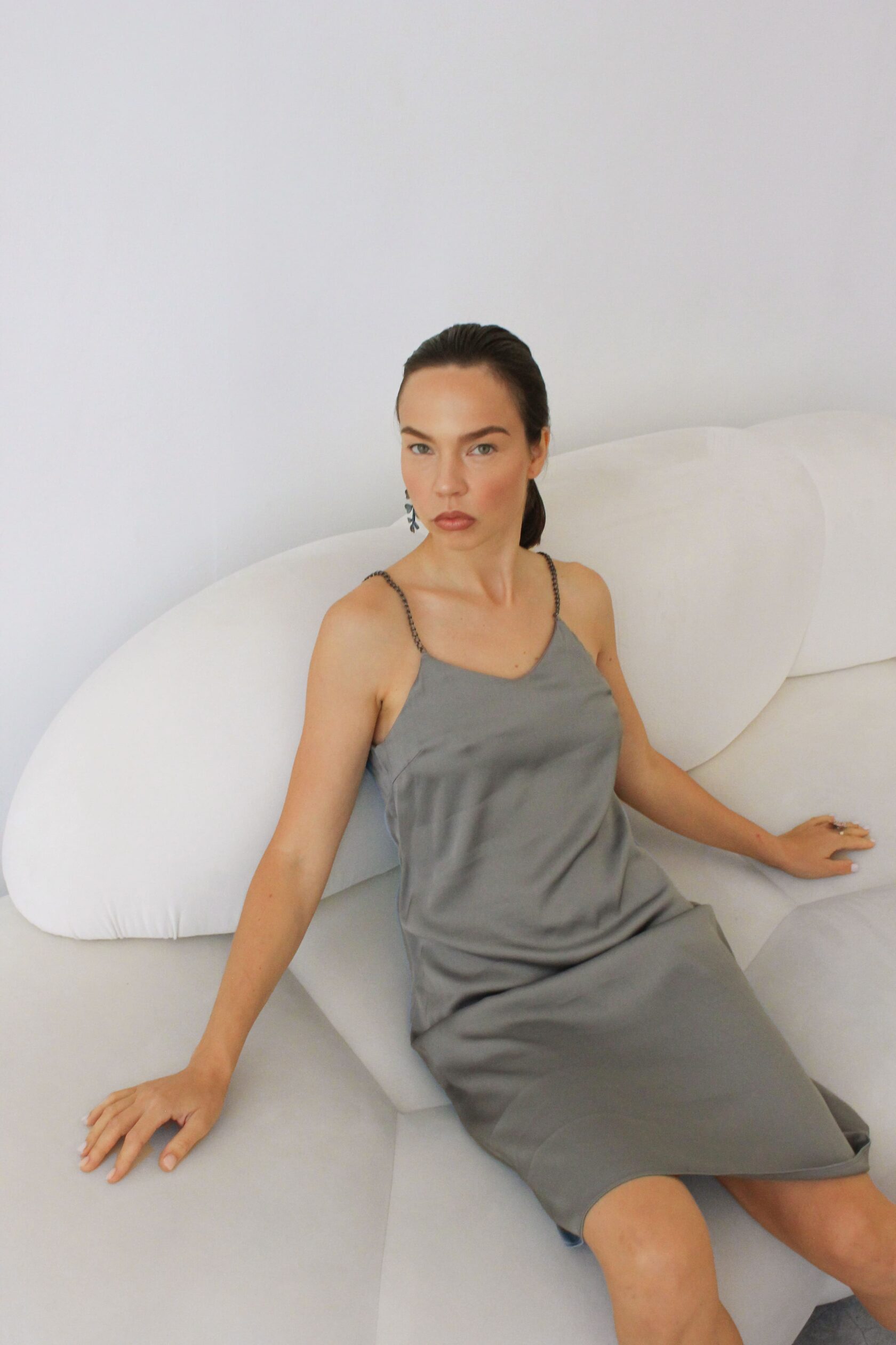 Платье с цепями