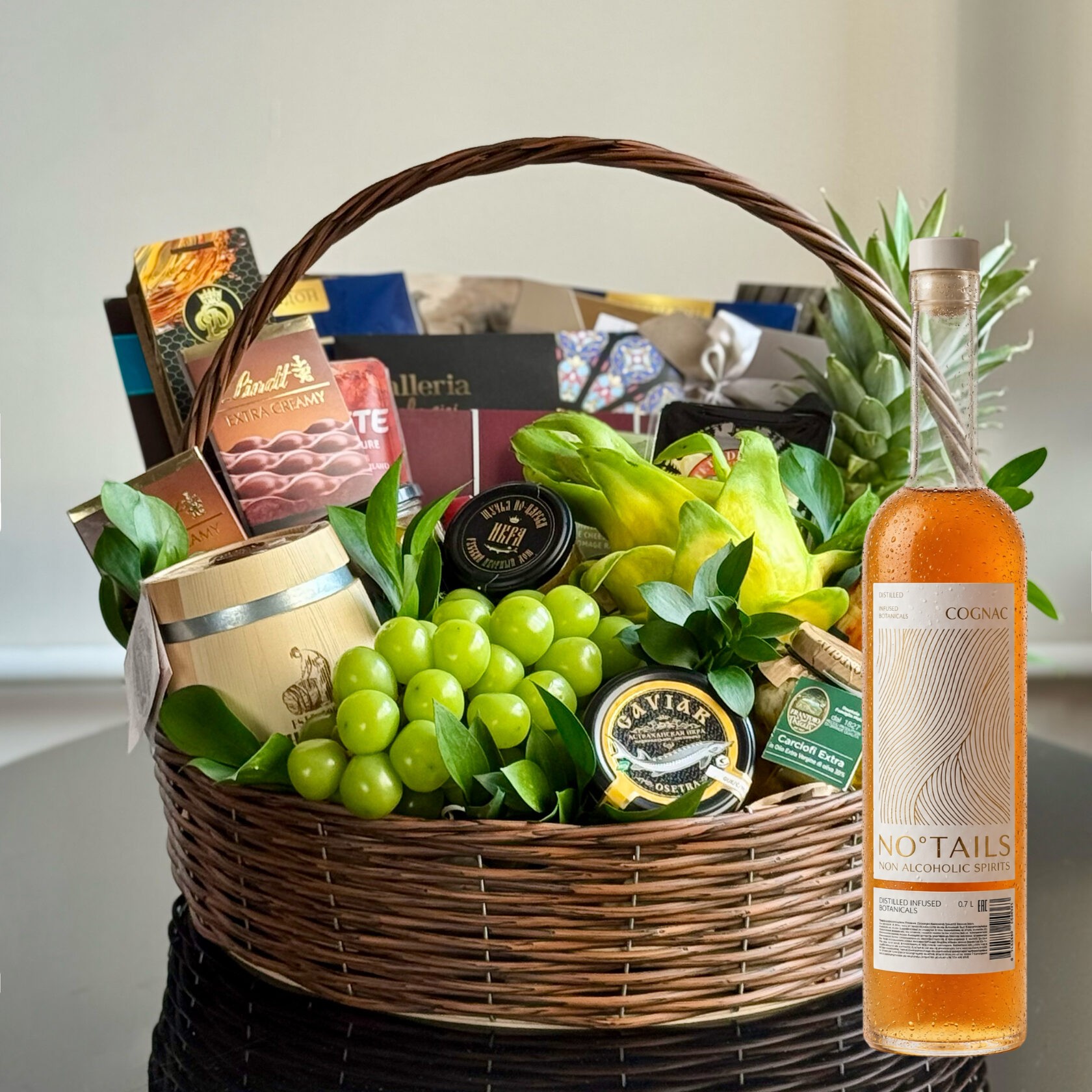 Подарочная корзина с безалкогольным напитком 0% "Закрытый клуб" со вкусом коньяка