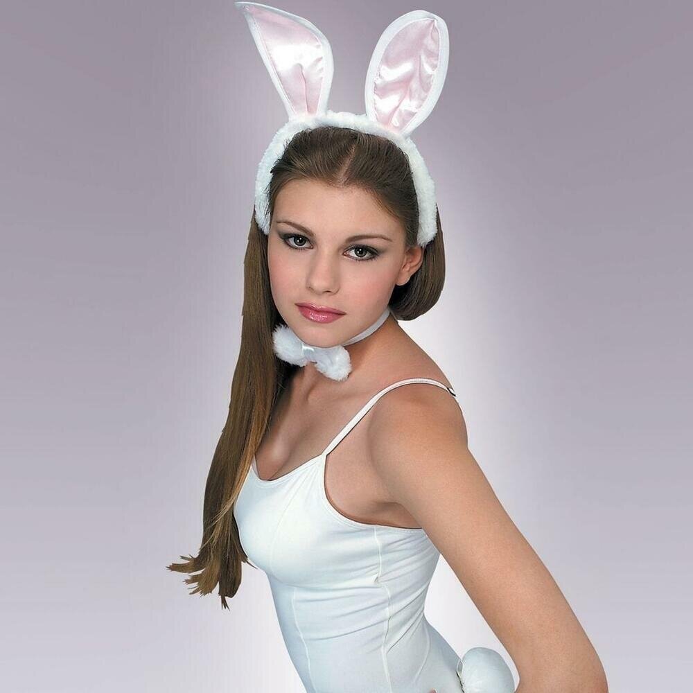 Девушка в костюме кролика