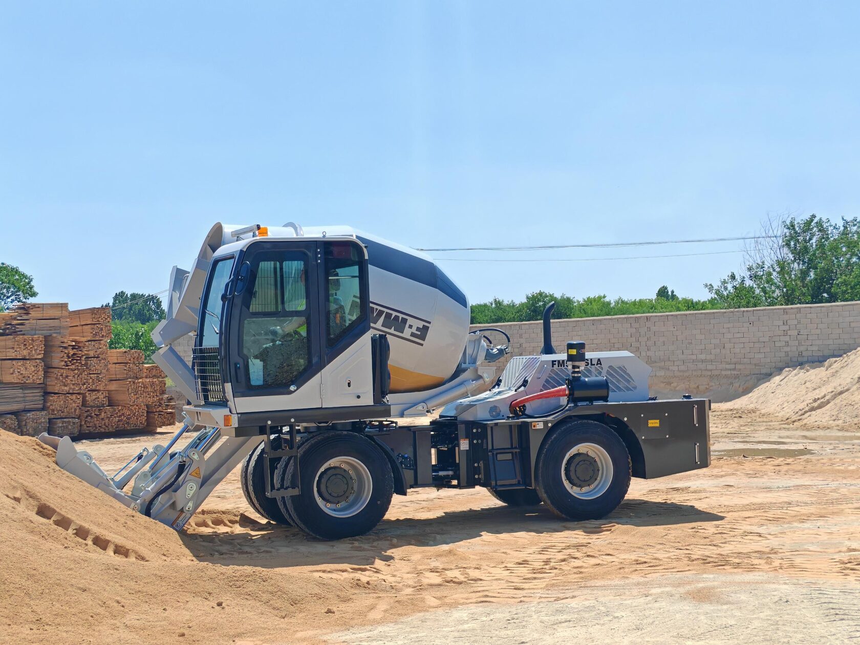 Самозагружающийся автобетоносмеситель FM540SLA