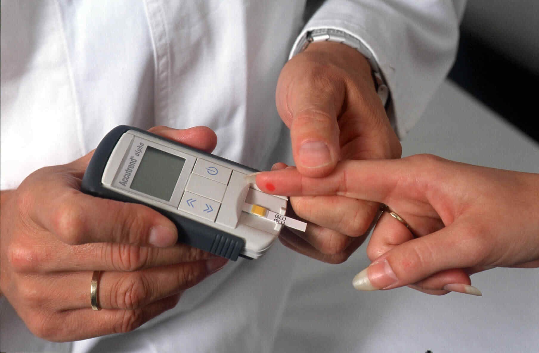 Диабет отзывы людей. Сахарный диабет. Измерение уровня сахара в крови. Люди больные сахарным диабетом. Измерение сахара в крови глюкометром.