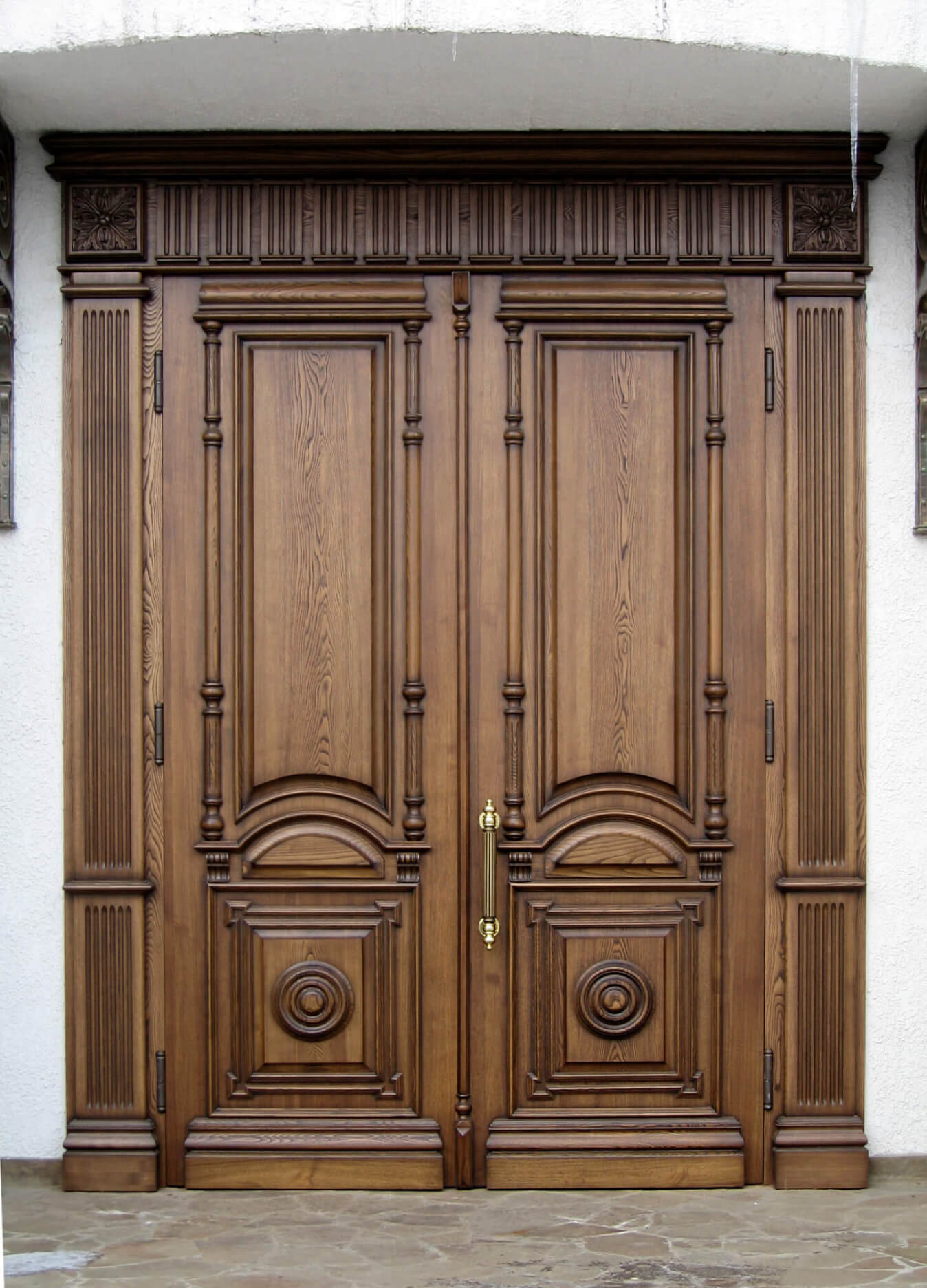 Двустворчатые двери. Двустворчатые входные двери. Красивые двери Краснодара. Старые краснодарские двери.