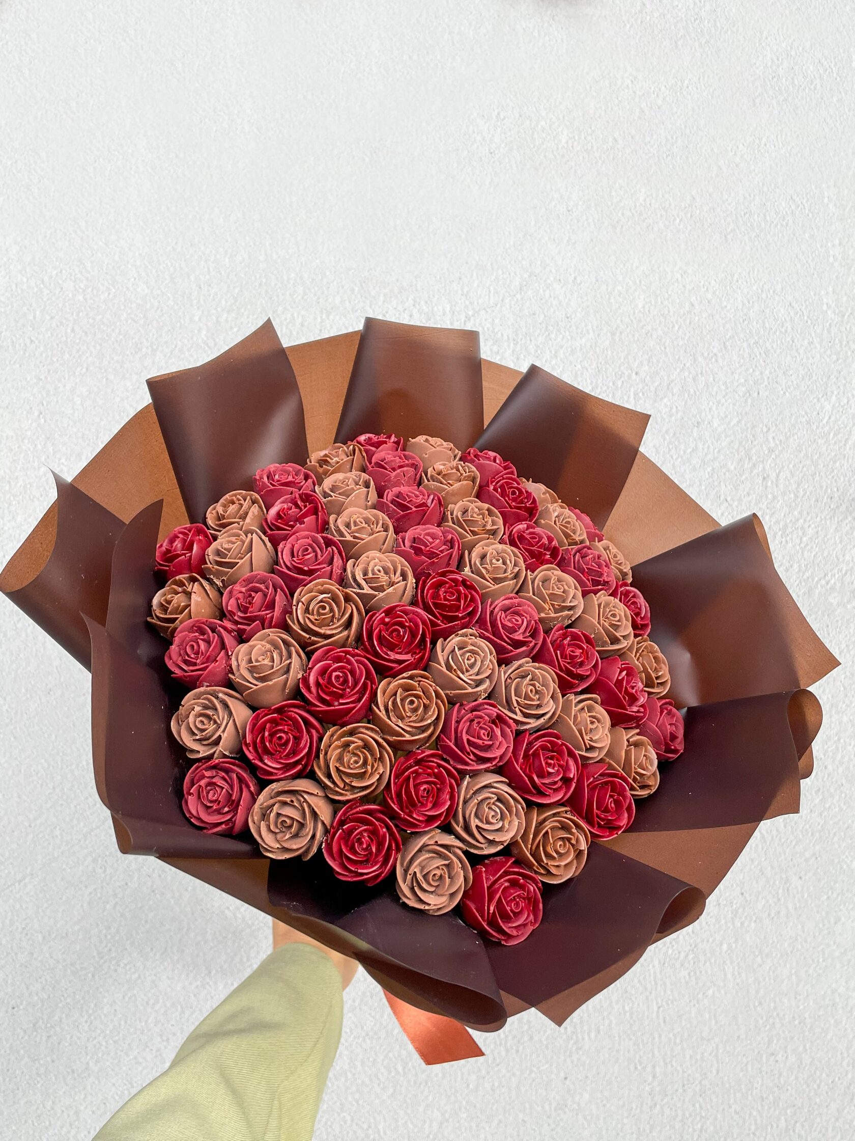брошь из натурального молочного янтаря букет роз Букет «Розы молочный шоколад» - M (55 шоколадных роз)
