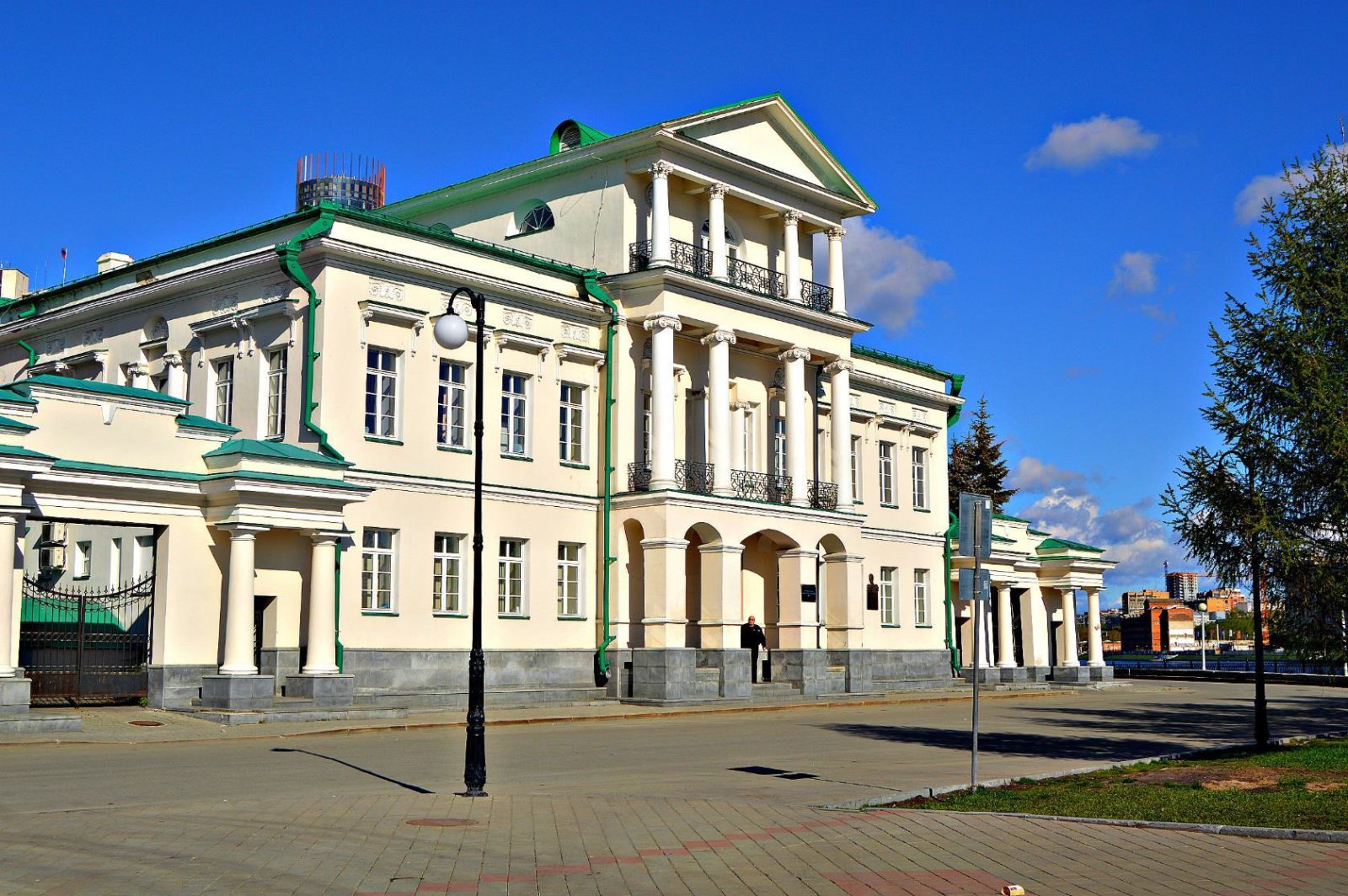 Здание екатеринбургских купцов. Дом главного горного начальника Екатеринбург. Особняк купца Пшеничникова Екатеринбург. Дом главного начальника горных заводов хребта Уральского. Резиденции главного горного начальника (Екатеринбург) –.