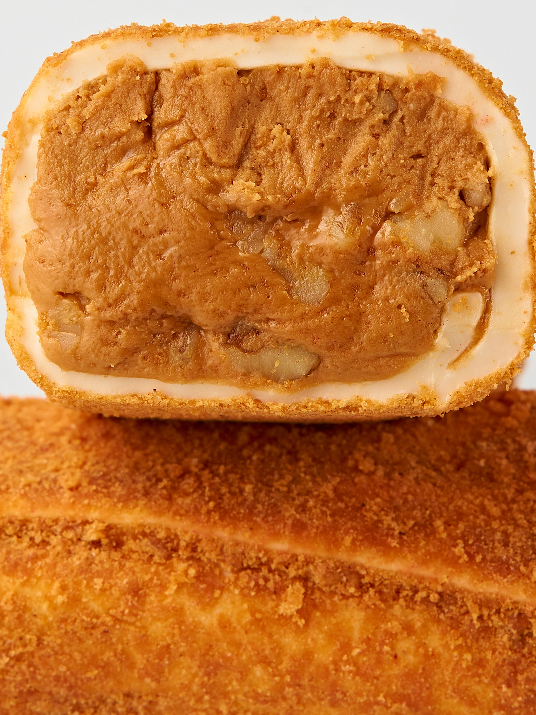 Рулет Lotus Biscoff с грецким орехом — срез
