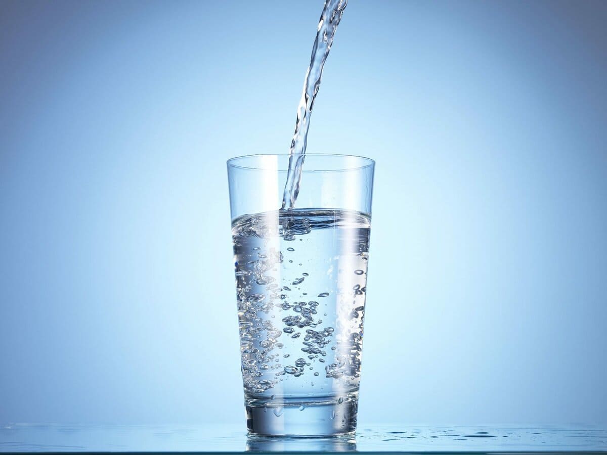 Вода стакан салфетка. Стакан воды. Вода газированная. Вода питьевая в стакане. Минеральные воды.