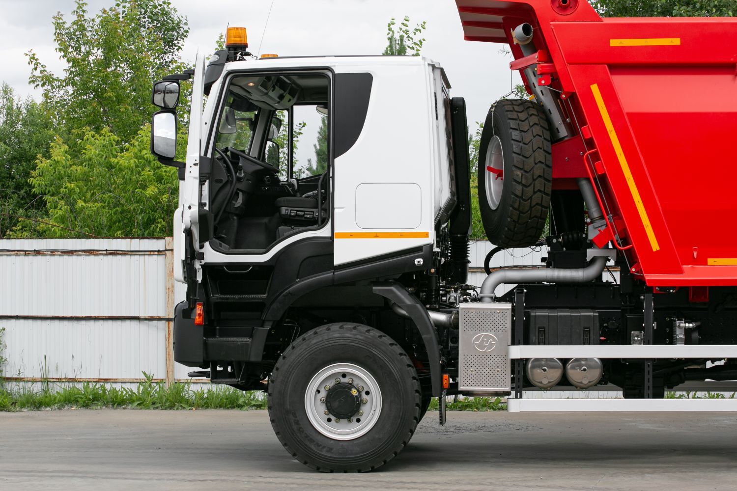 Самосвал AMT 652904 6х6