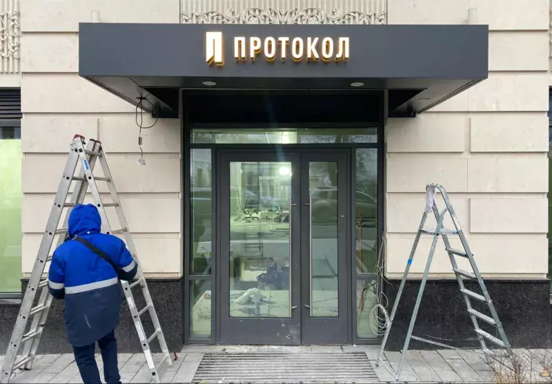 Вывеска «Splat» с&nbsp;открытыми пикселями на&nbsp;производстве
