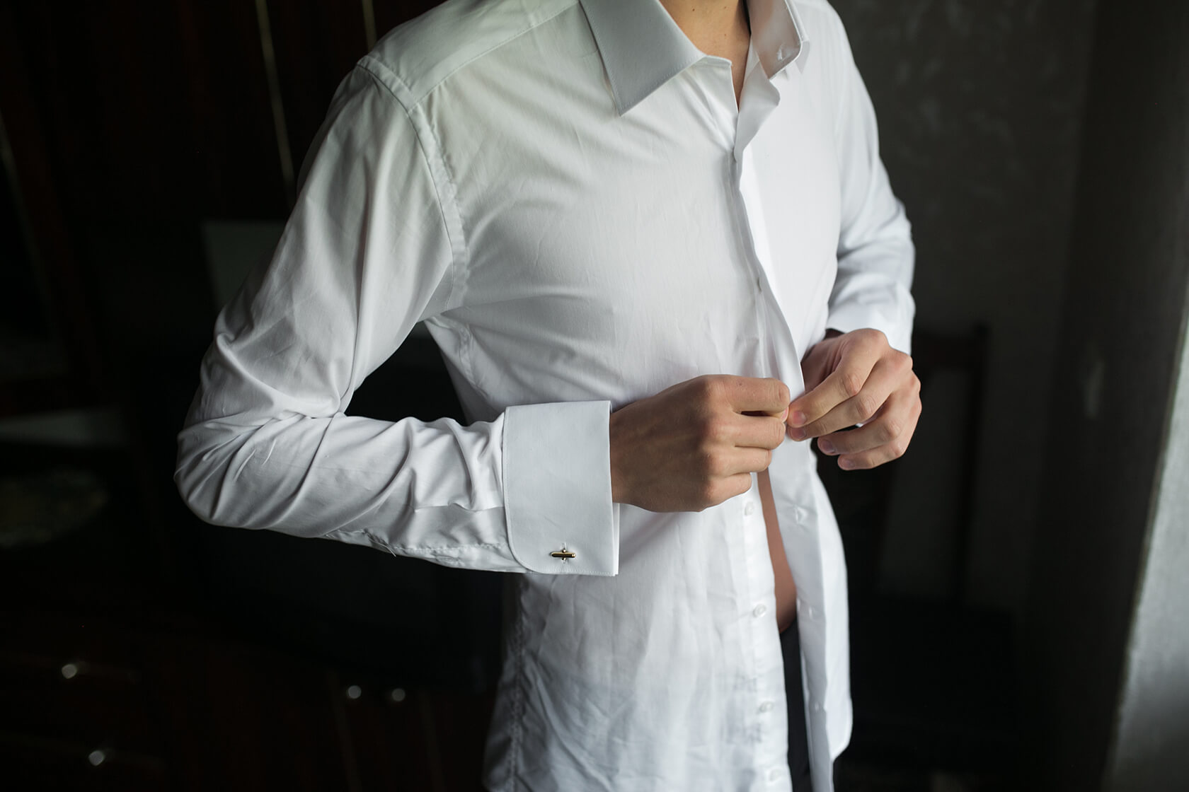 Мужчина в расстегнутой белой рубашке