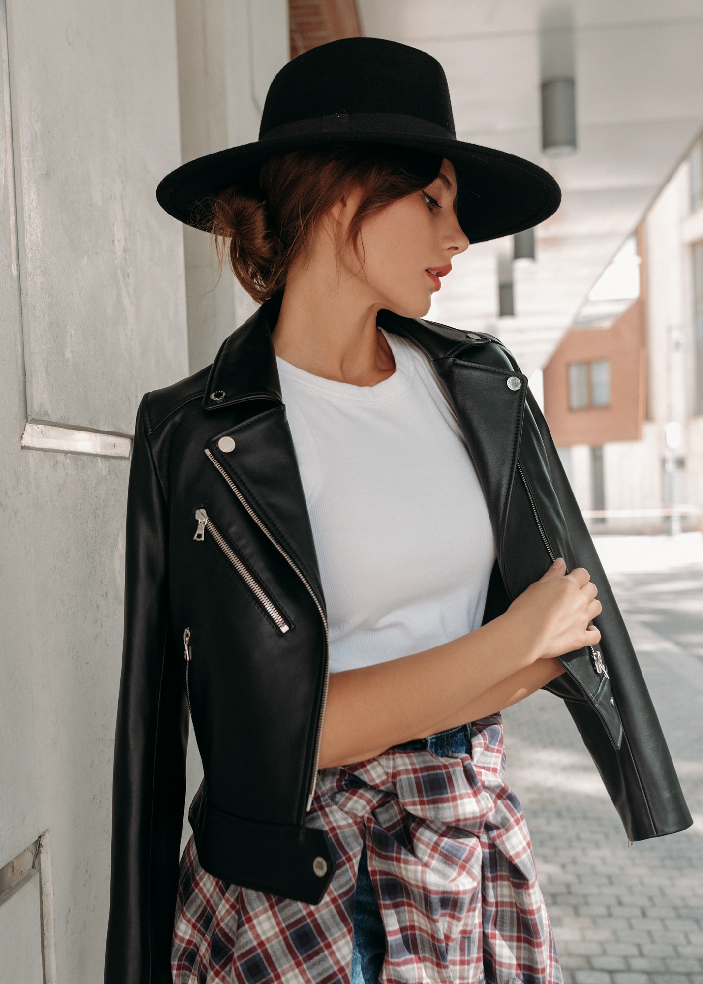 шляпа с кожаной курткой. кара делевинь гранж. косуха с кепкой. девушка в кожаной куртке. кожаная куртка и шляпа мужская.