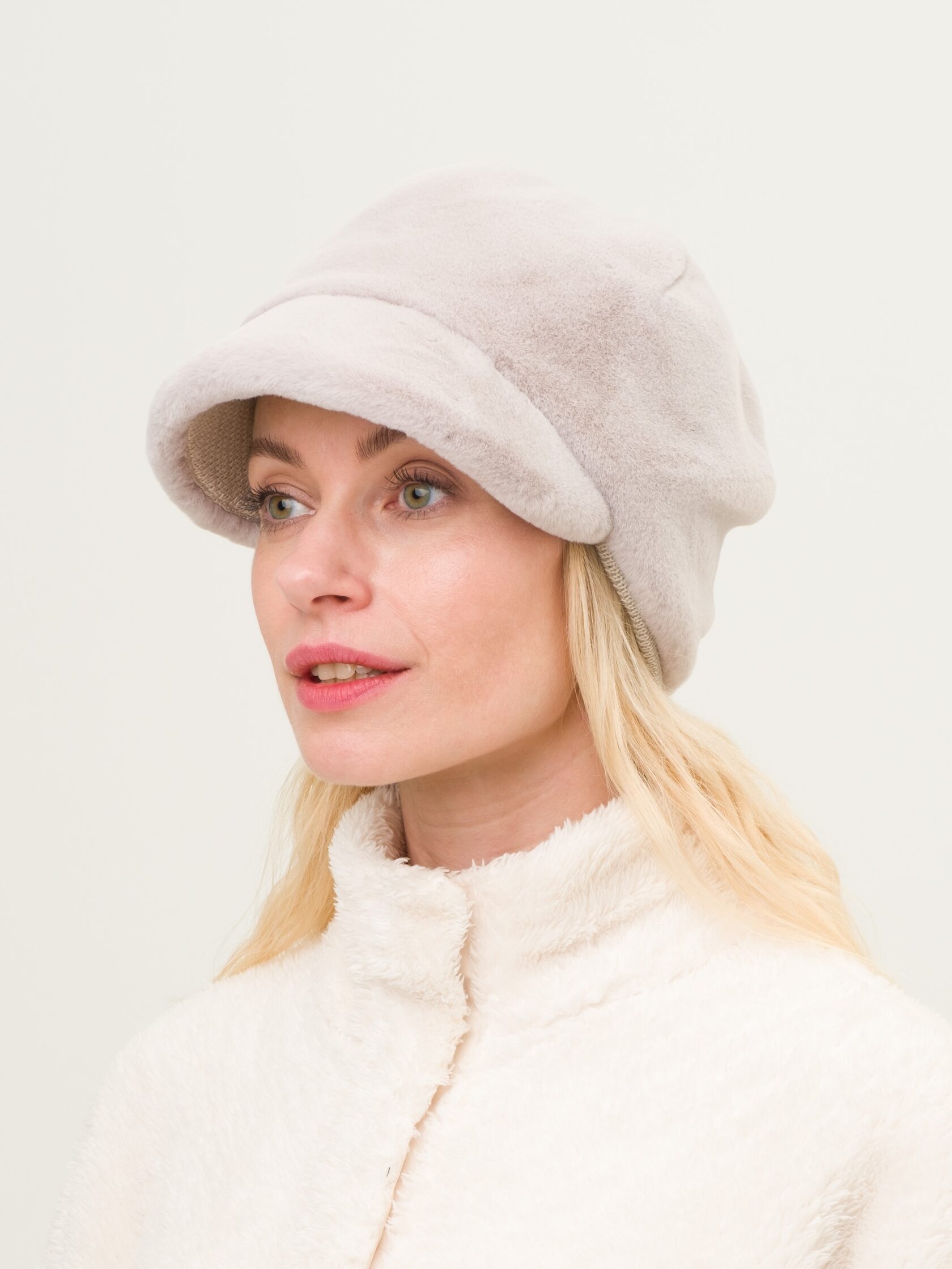 Кепка жокейка с ушами из экомеха за 2999 рублей