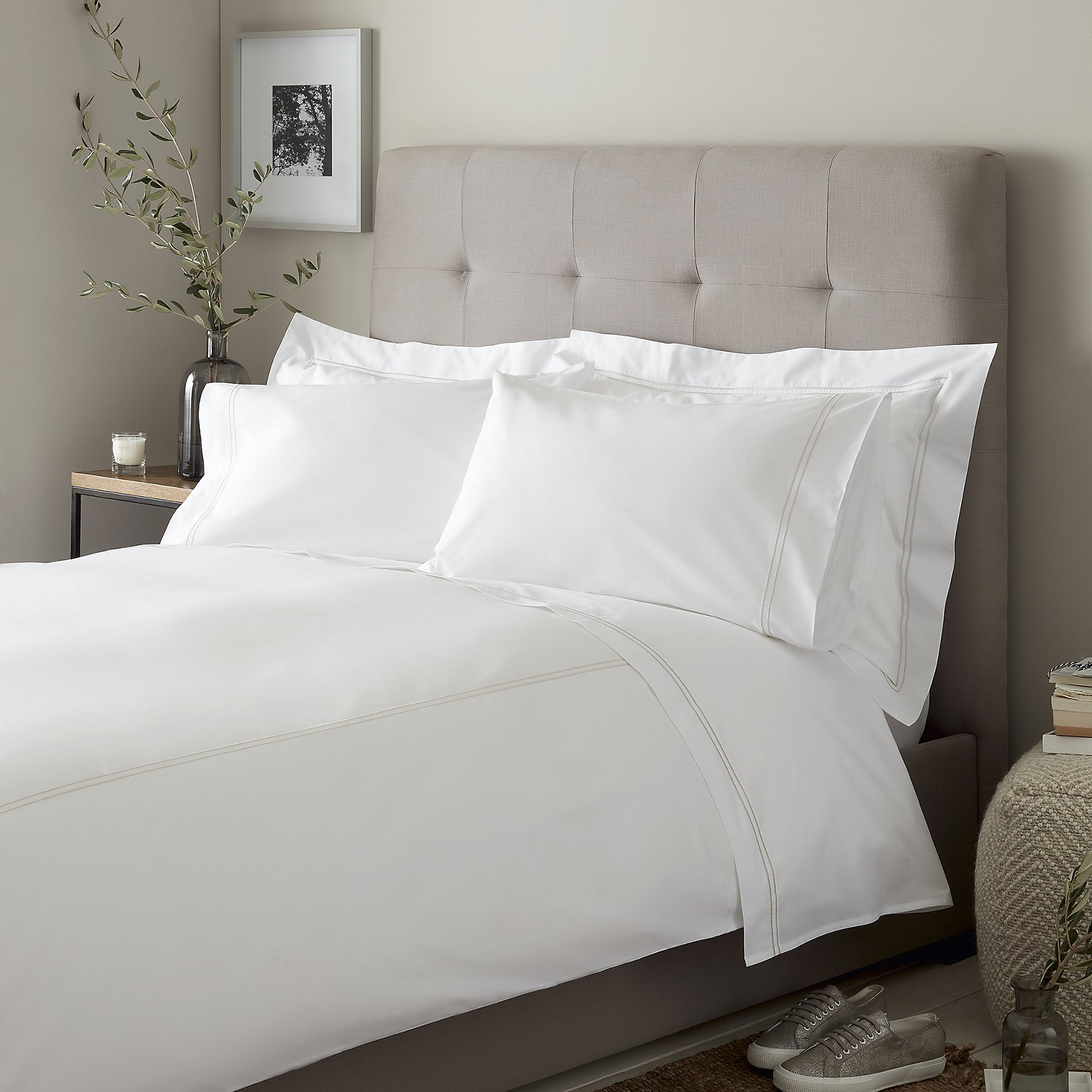 A white bed. Bed Linen постельное белье. Bedlinen Set комплект постельного белья. Белое льняное постельное белье. Лён постельное бельё белый.