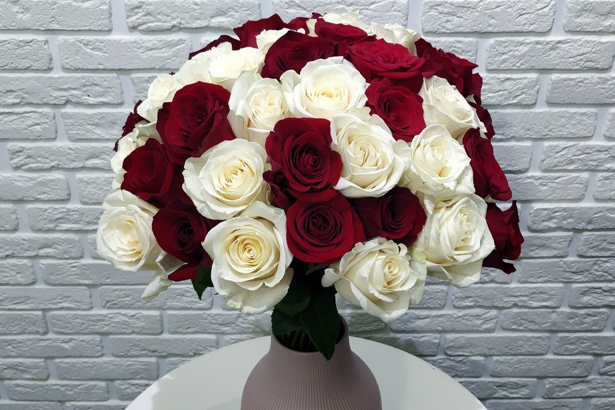 Бело розовый красный букет. Букет роз. Букет красных роз. Букет из белых и красных роз. Букет изкрасныз и белых роз.