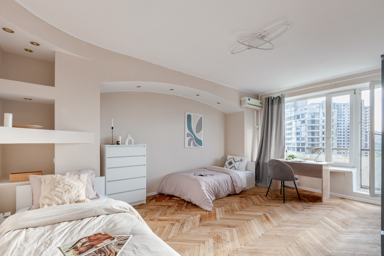 Интерьер однокомнатной квартиры с кроватью. Два спальных места в комнате. Планировка комнаты с кроватью и диваном. Диван трансформер выдвижной 1400 x950. Интерьер комнаты с двухъярусной кроватью.