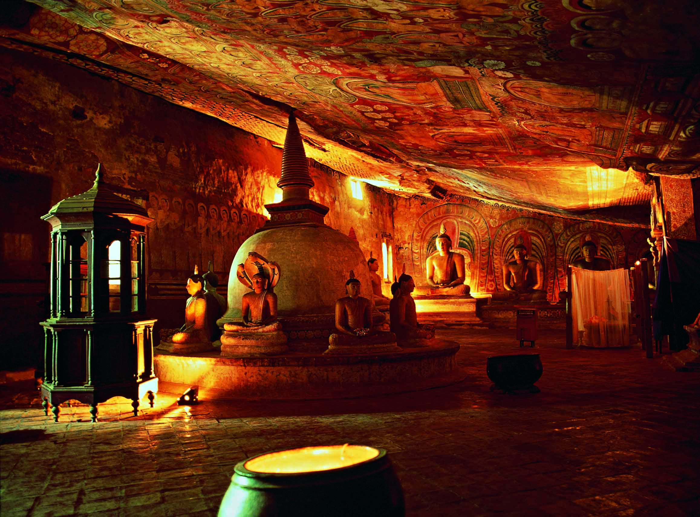 Дамбулла шри. Пещерный храм Дамбулла. Пещерный храм Дамбулла Шри-Ланка. Золотой храм Дамбулла. Золотой храм Дамбулла в Шри-Ланке.