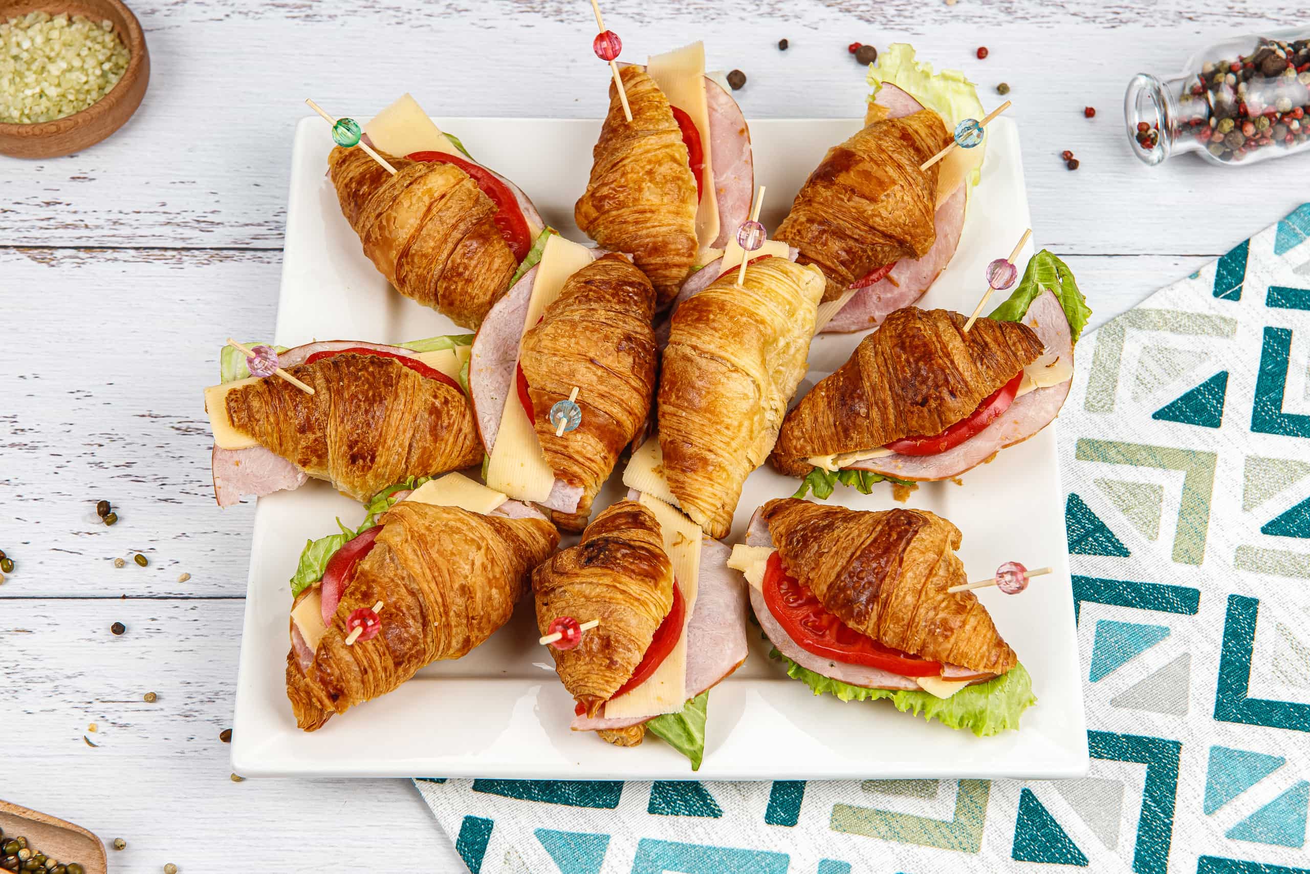 Мини круассан с ветчиной, сыром и слайсом томата