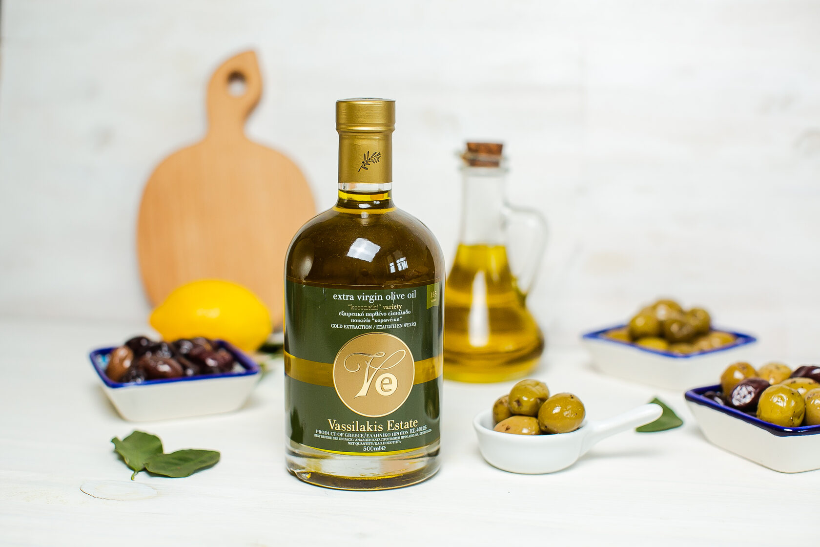 Бутылка оливкового масла. Монастырские оливы масло оливковое первого холодного отжима. Оливковое масло Кент Помас. Оливковые плантации и производство масла значок.