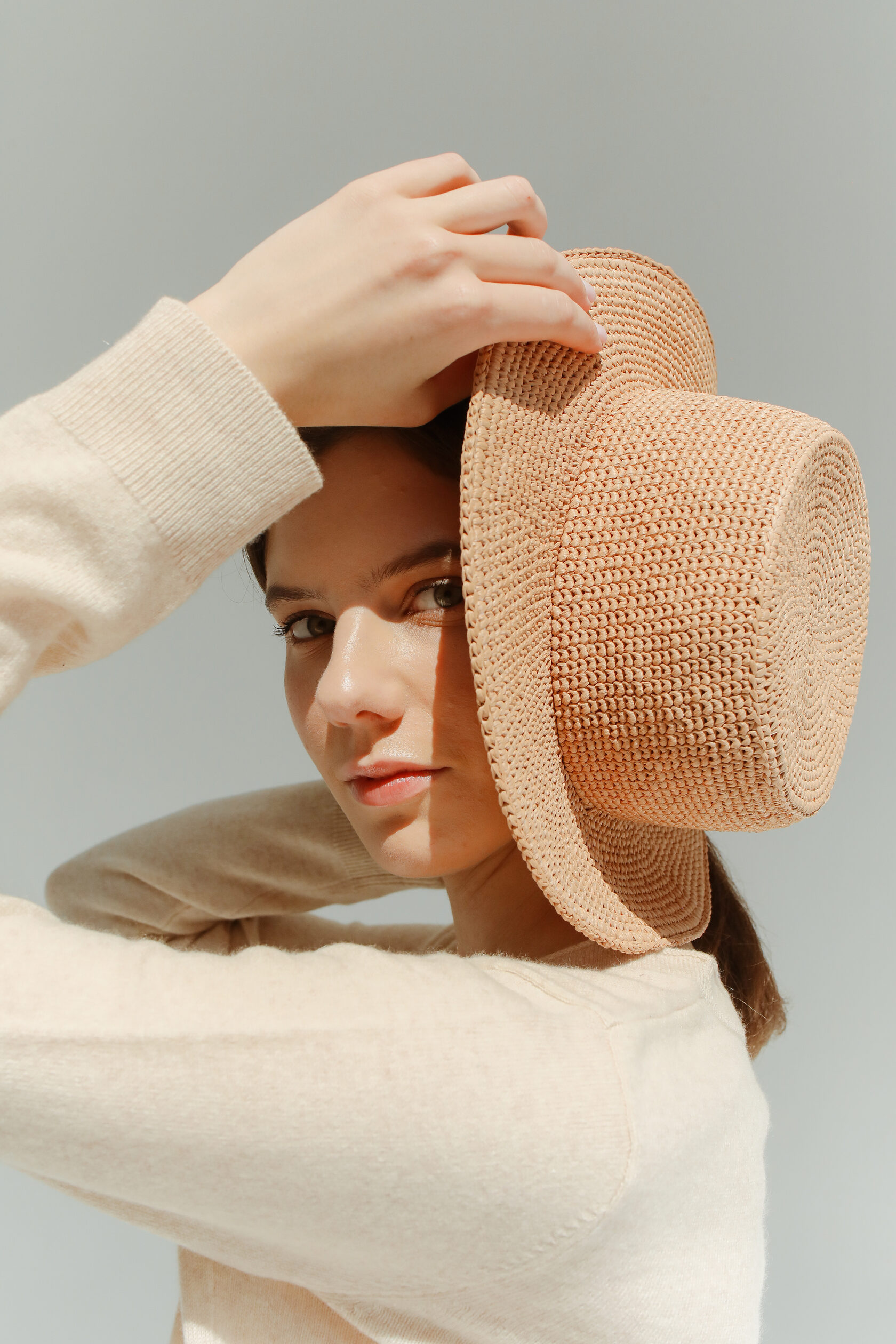 большая шляпка. шляпа женская. шляпы людмилы труниной. шляпа с пером. использование шляпы.