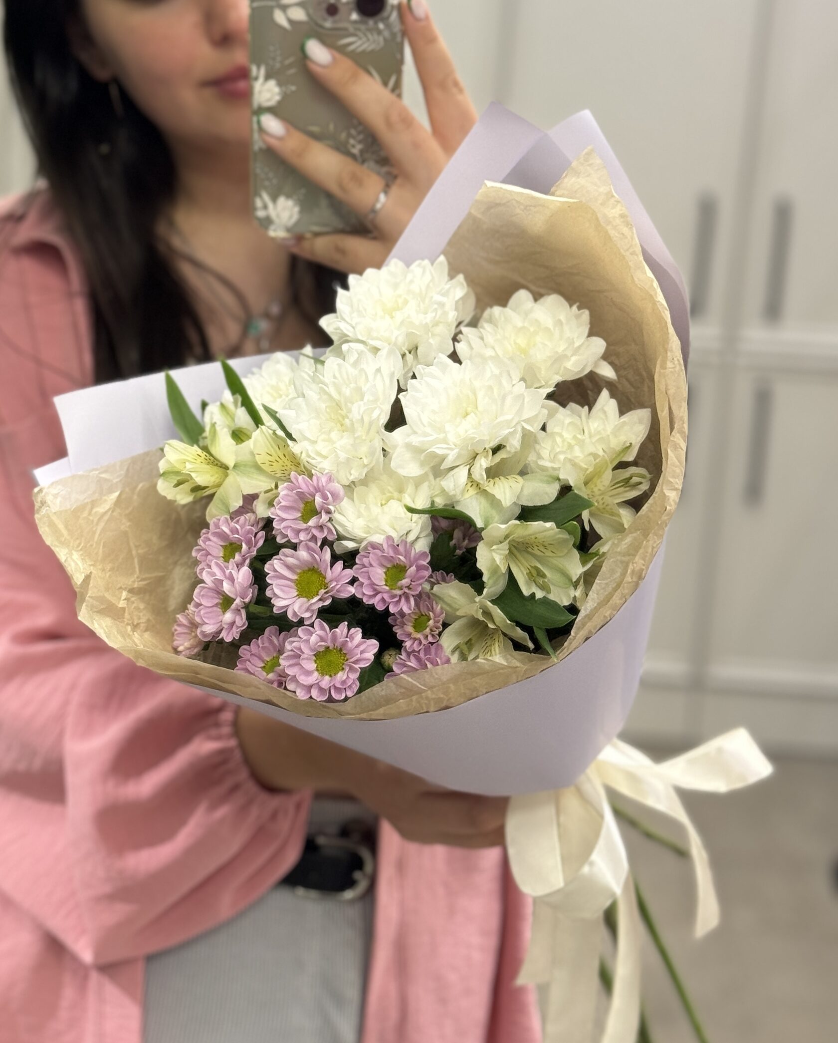 Нежный букет с хризантемой и альстромерией 1168