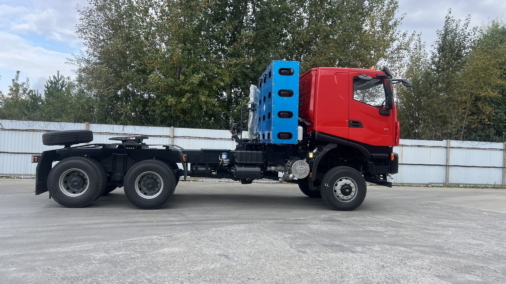 Седельный тягач АМТ 638910 на метане (CNG) 6x6