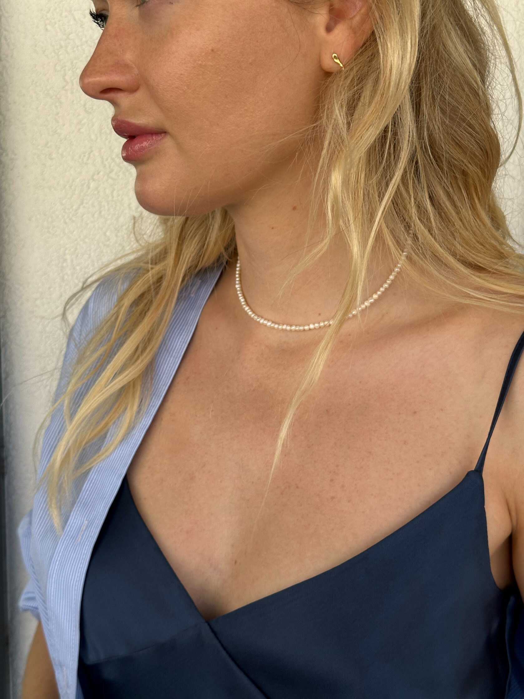 Тонкое колье из речного жемчуга без дополнительного декора купить в ...