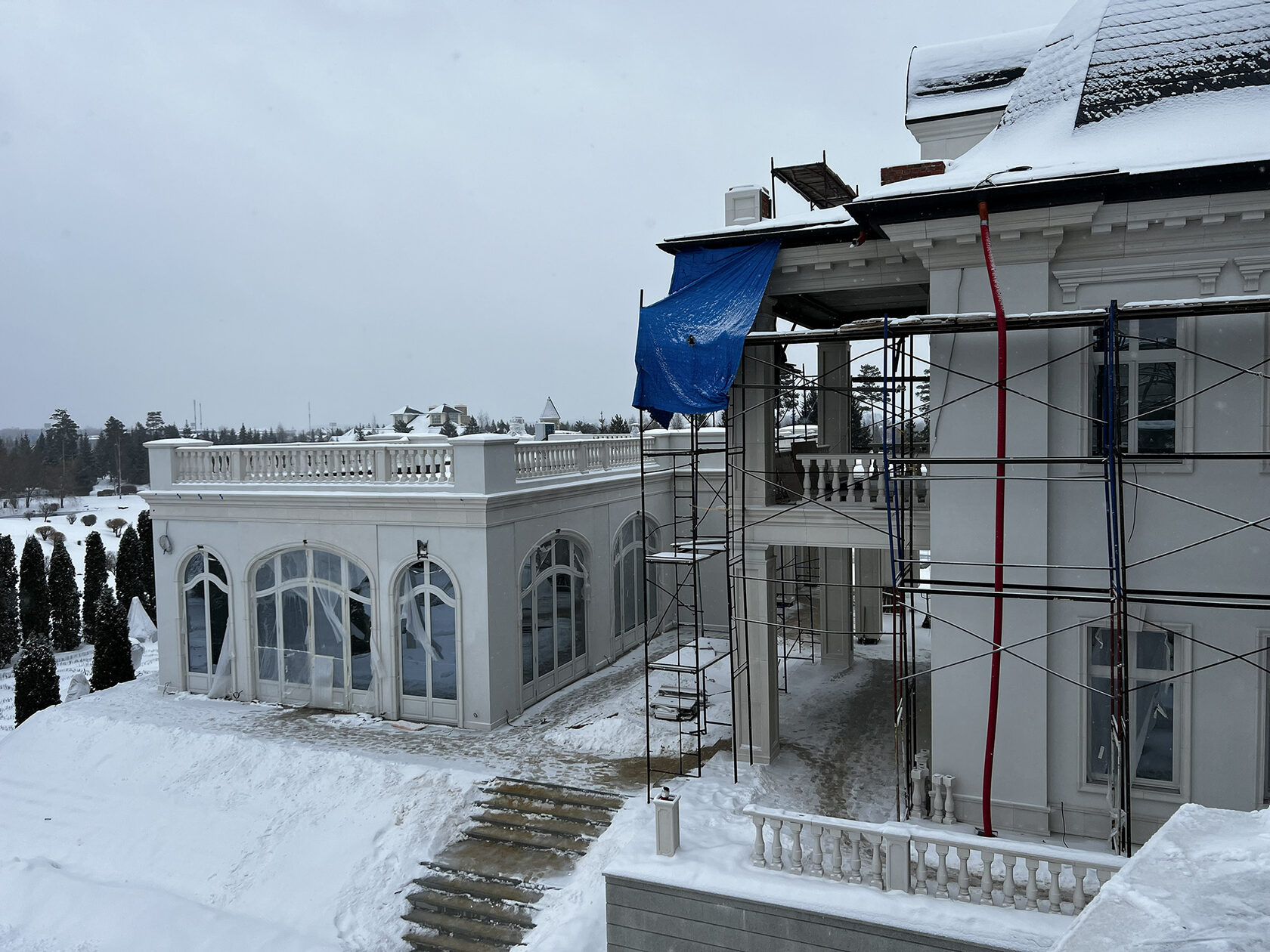 Монтаж крупноформатных деревянных конструкций в Agalarov Estate — FUTURA ART