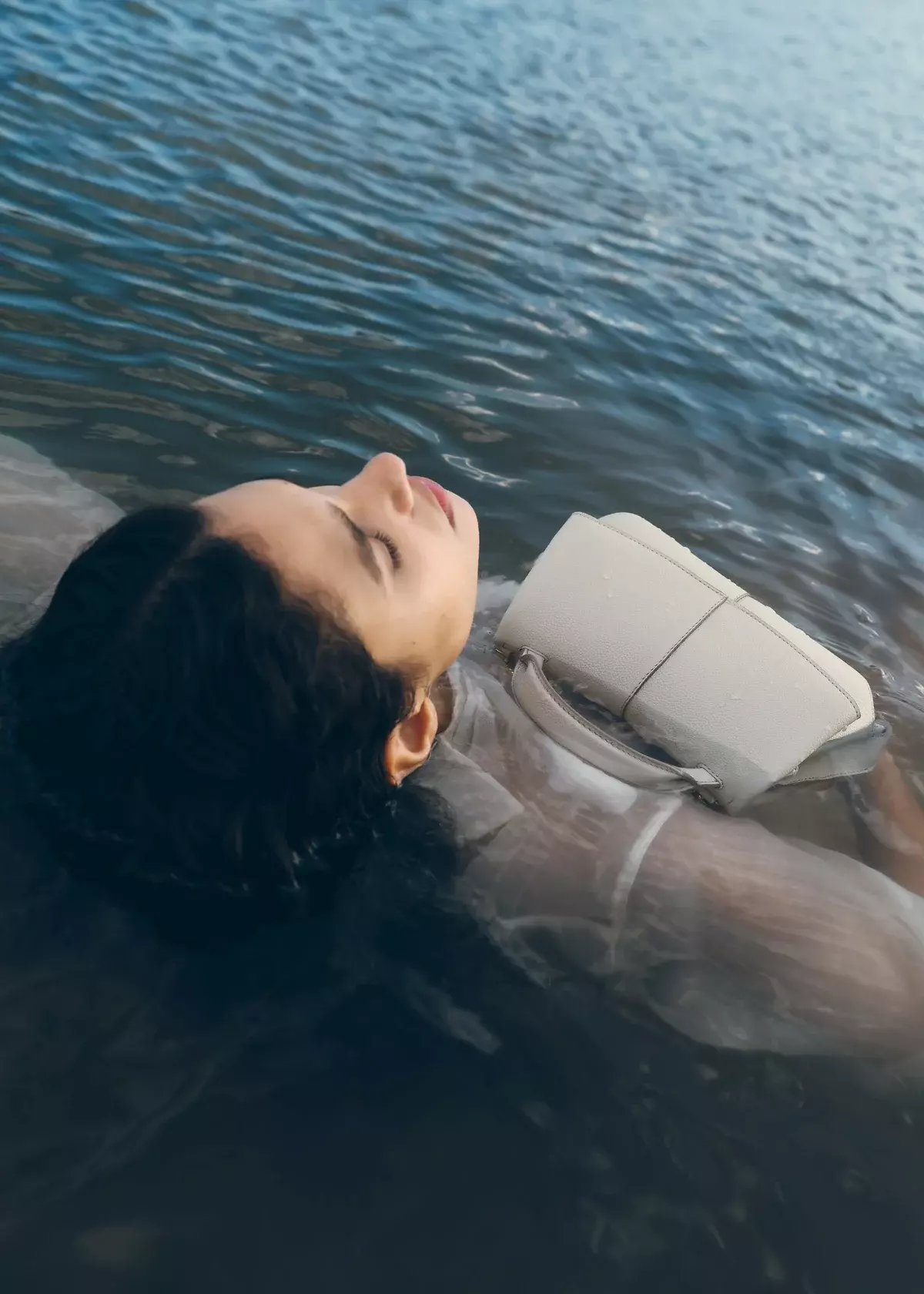 Кампания Polène: белая сумка на воде