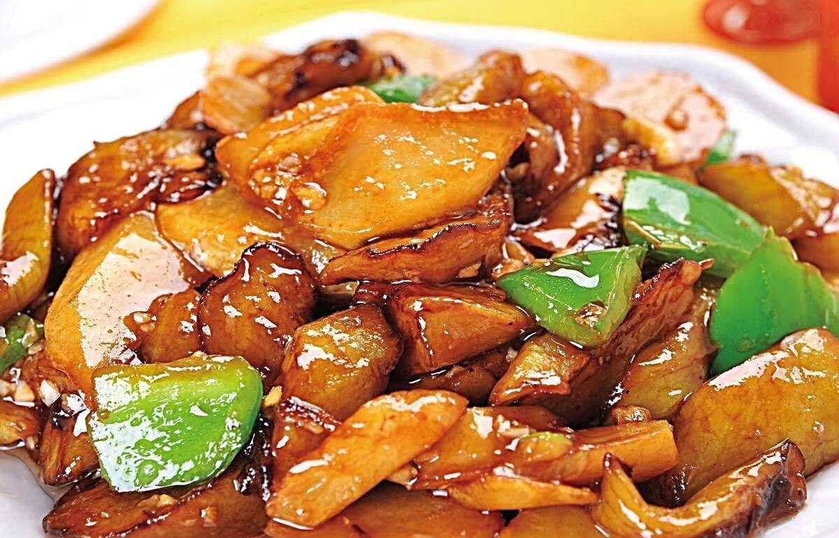 Свинина с овощами в соевом соусе. Жареная свинина по китайски. Свинина по-китайски в соевом соусе на сковороде. Свинина с картофелем в соусе по китайски. Свинина с картофелем и овощами по китайски.