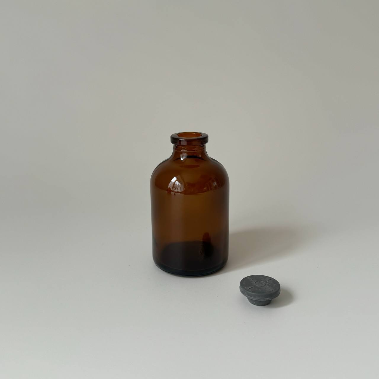 Флакон 100 и 50 мл янтанрый / коричневый с резиновой заглушкой под ...