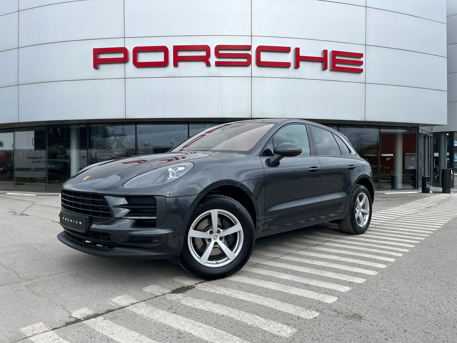 Макан пермь. Порше макан 2021 голубой. Макан пермь. Порше кайен 2000 черный. Порше макан вид спереди.