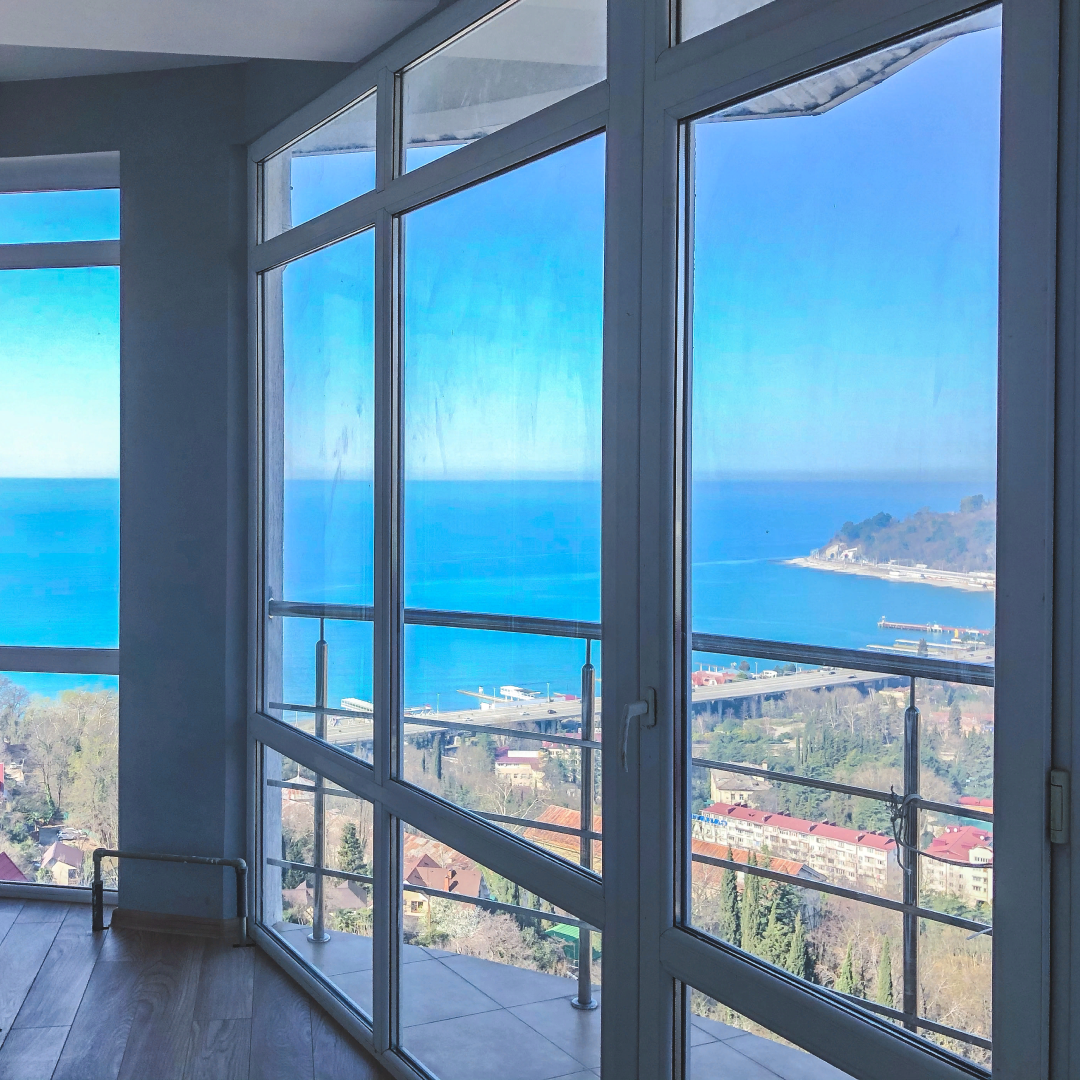 Квартира с видом на море. Панорамное остекление вид на море. Панорамный вид на море Сочи. Квартира в Сочи с видом на море.
