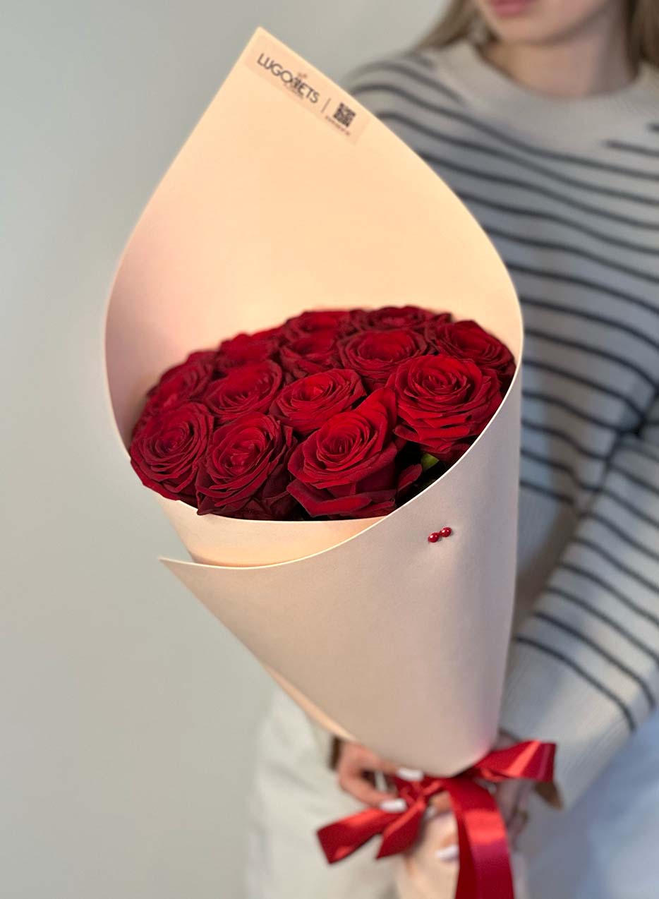 Купить розы в севастополе. Розы Red Naomi 101 в шляпной коробке сердце. Розочка Симферополь. 11 Роз Севастополь отзывы.