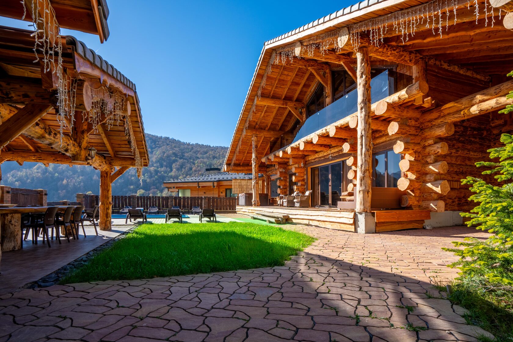 Сруб из кедра — фасад с горами