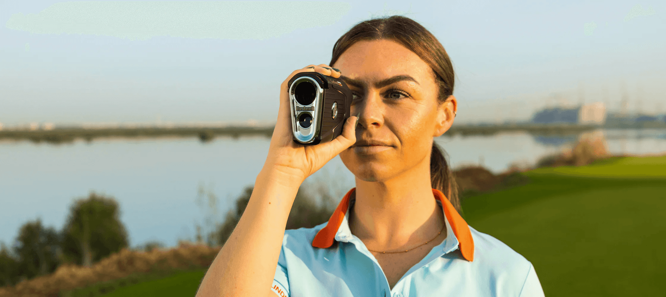 Гольфистка и дальномер Bushnell Pro X3 +