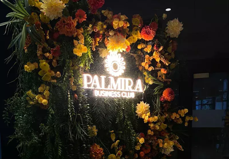 Неоновый логотип «Palmira Business Club» в&nbsp;цветочной композиции