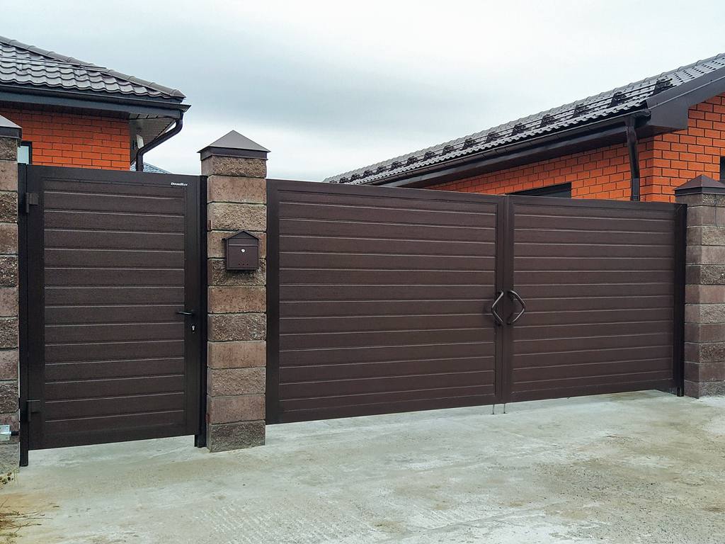 Декоративные распашные ворота с кованными элементами установленные HALYKSTROY в частном доме Алматы