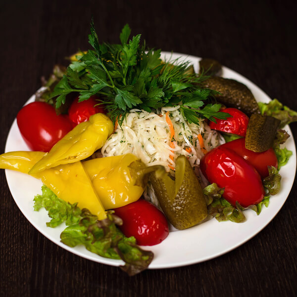 Домашнее ассорти. Домашнее ассорти. Красивая подача солений. Ассорти из солений. Домашнее ассорти.