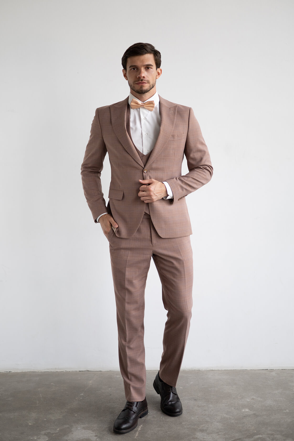 Аренда мужского костюма розового цвета