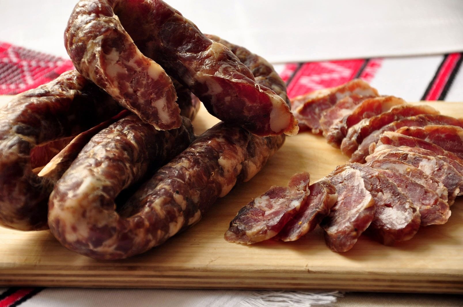 Сыровяленая колбаса в домашних условиях рецепт из свинины с фото пошагово