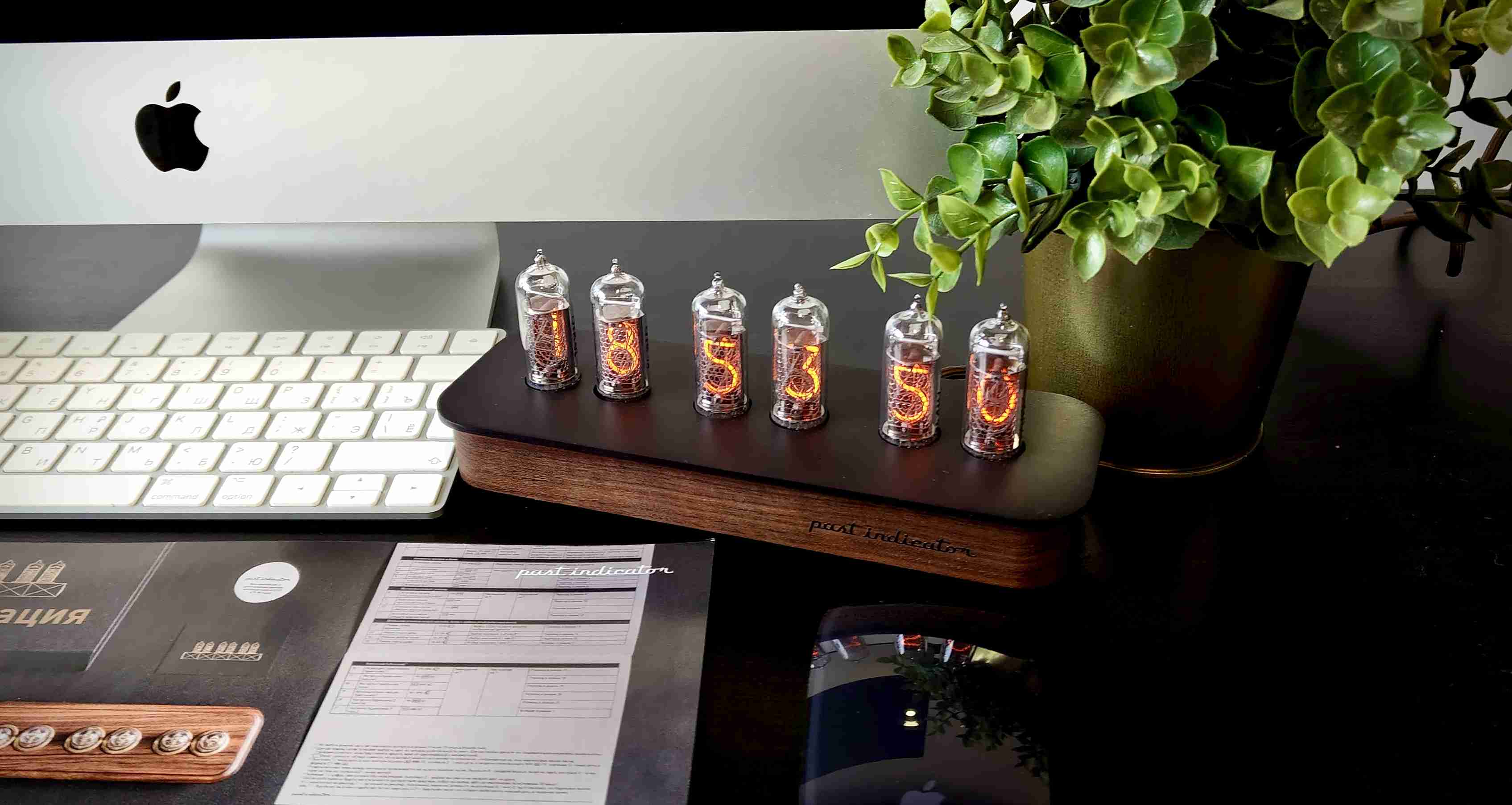 Vostok-1: Black Aluminum nixie clock