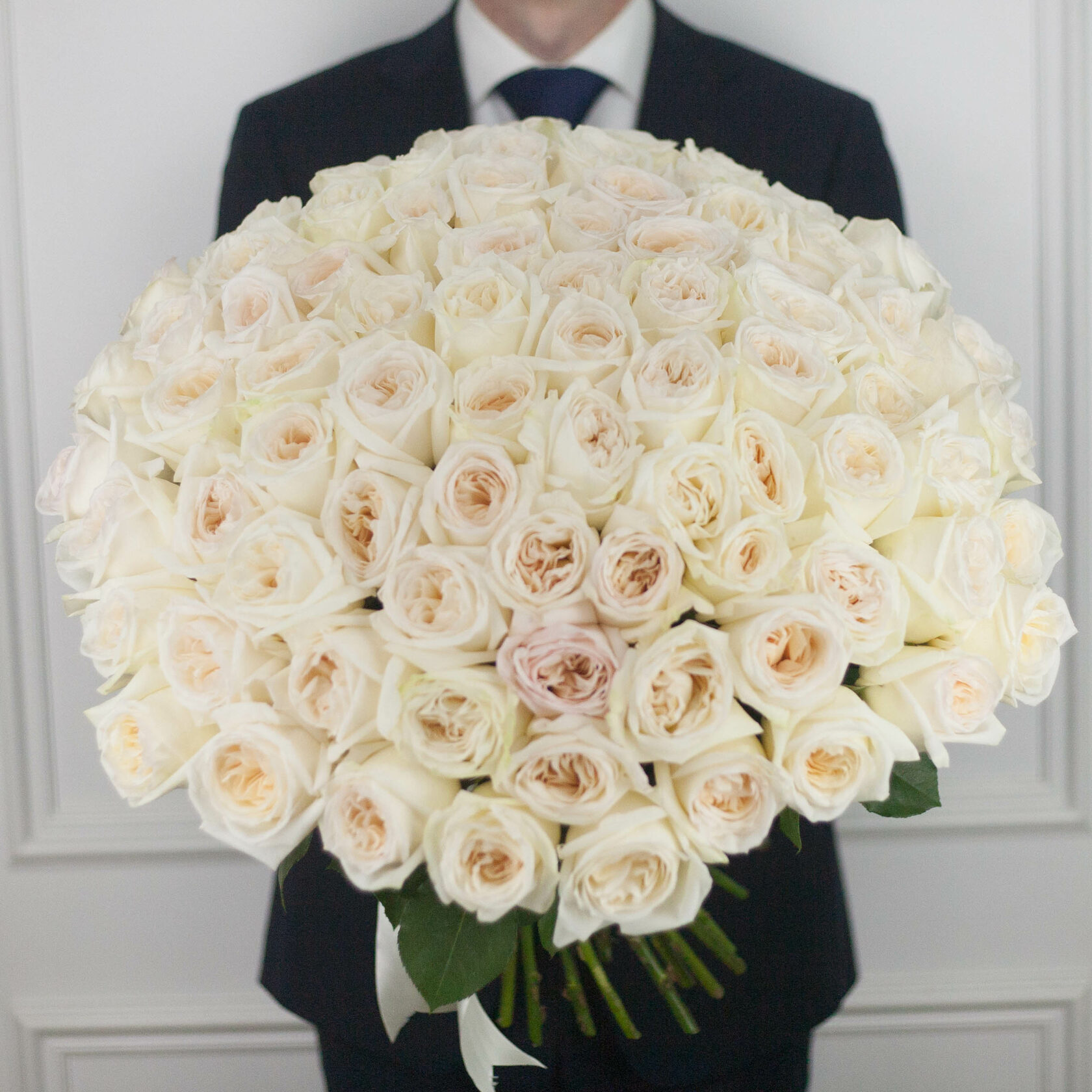 Bouquet of 101 peony-shaped fragrant roses White O'Hara