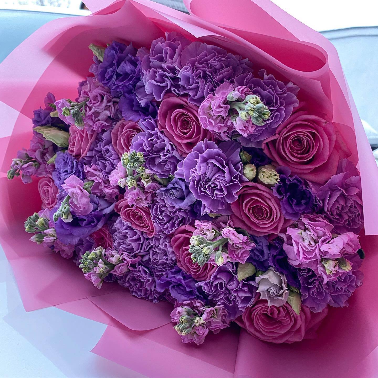 Сборный букет из сиреневыми гвоздиками и с розовыми розами с ...