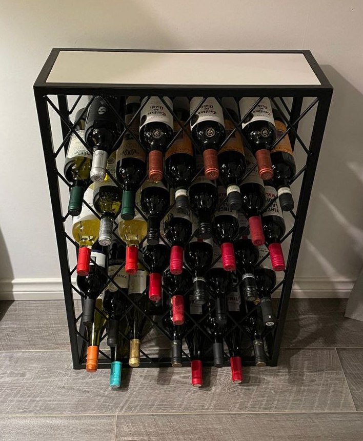 Стеллаж "сота" из металла на 32 бутылки со столешницей
