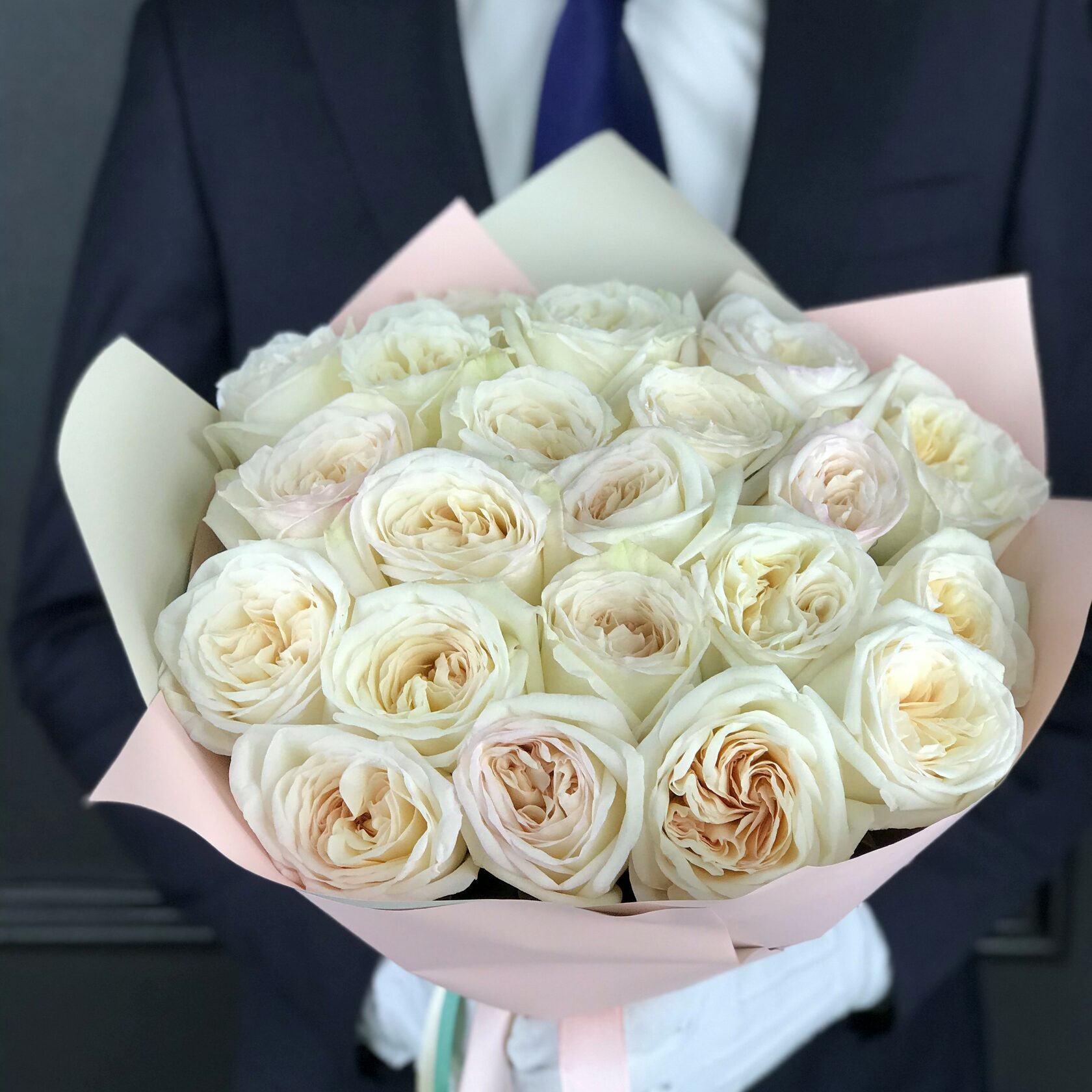 Bouquet of 21 peony-shaped fragrant roses White O'Hara