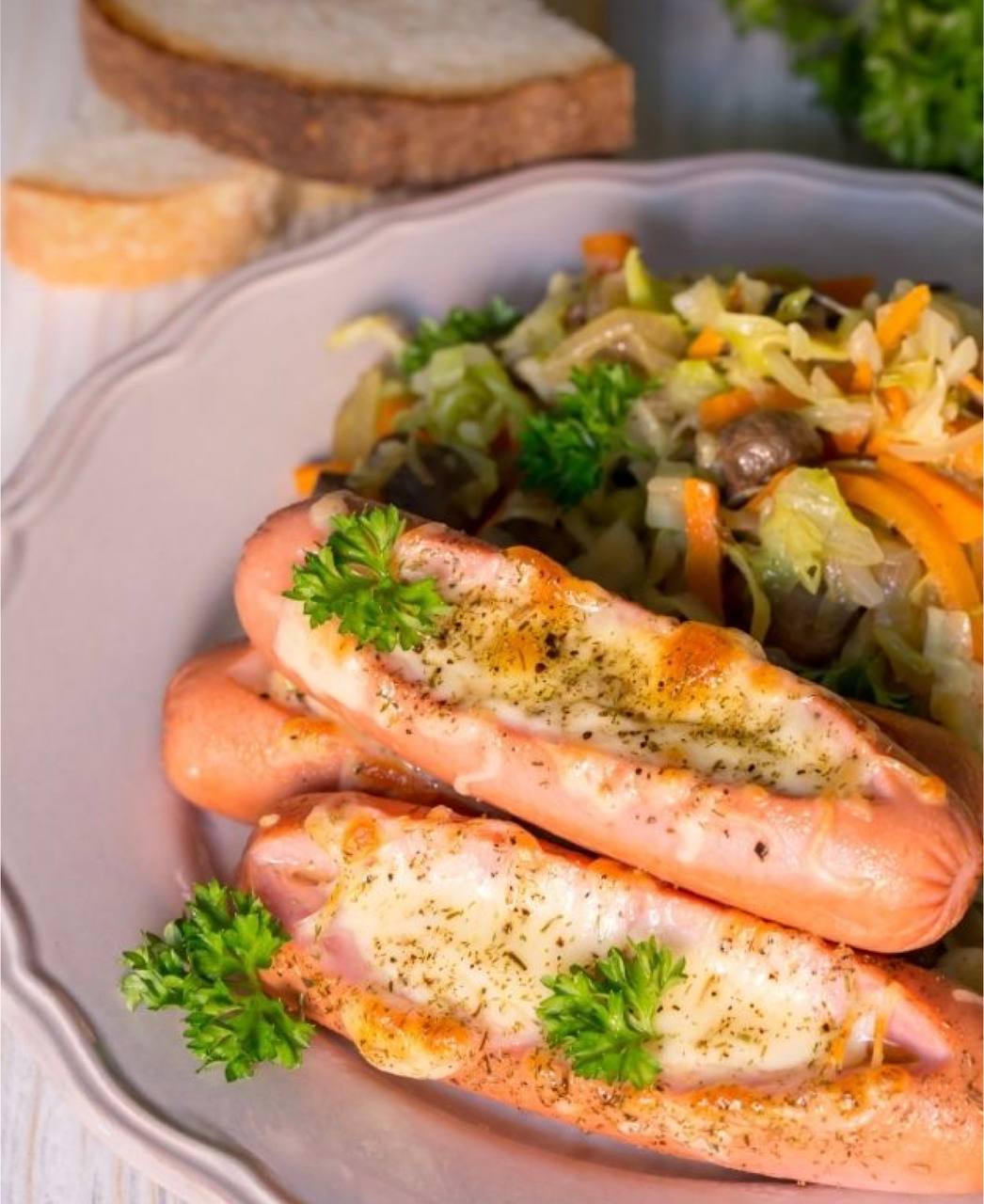 Сосиски фаршированные сыром. Рецепты запеченной сосиски в. Сосиска запеченная с сыром. Блюда с сосисками. Сосиска в тесте печеная.