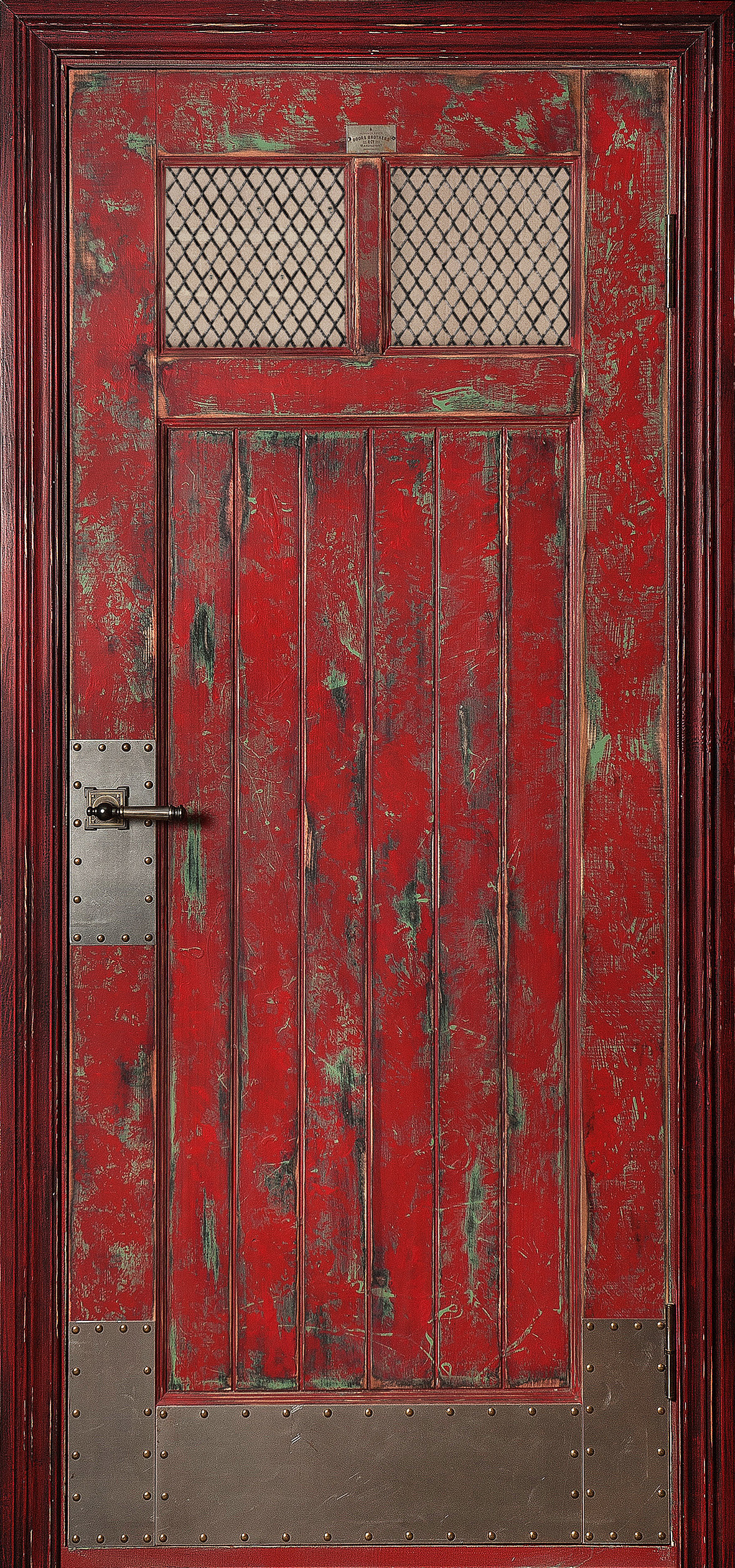Старинная красная железная дверь