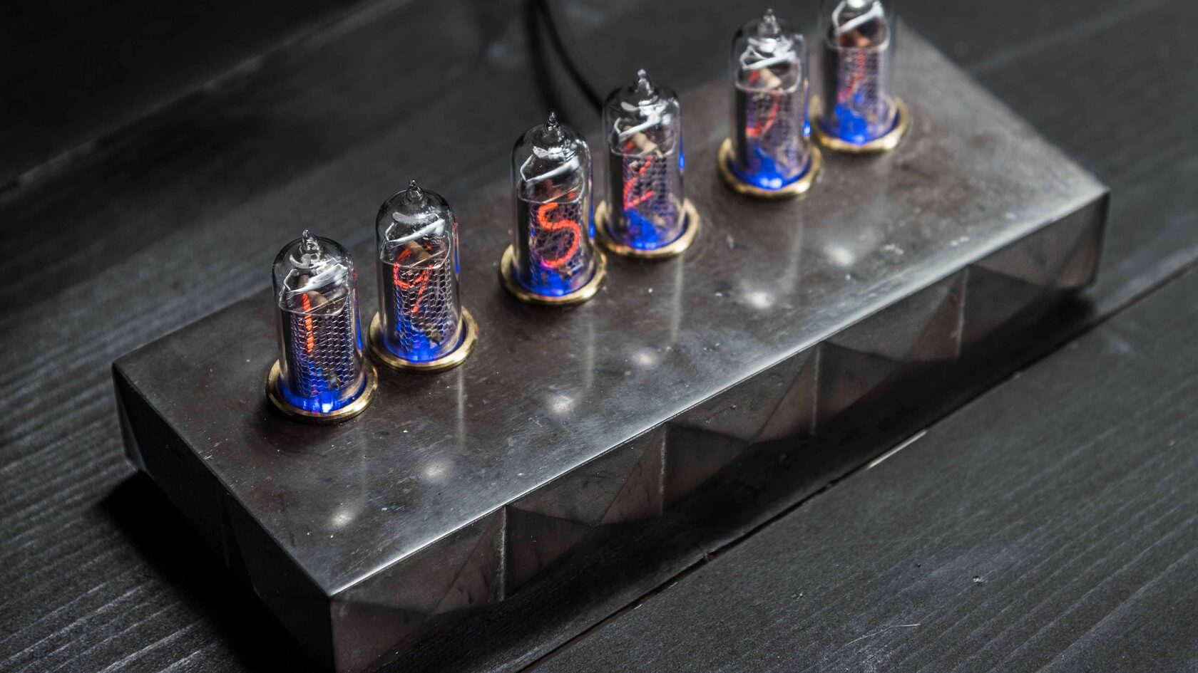 Saturn-C: Black nixie tube clock